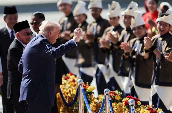 CLIP: Ông Donald Trump nhảy theo điệu nhạc tại sân bay Malaysia  - Ảnh 3. CLIP: Ông Donald Trump nhảy theo điệu nhạc tại sân bay Malaysia  - Ảnh 3.