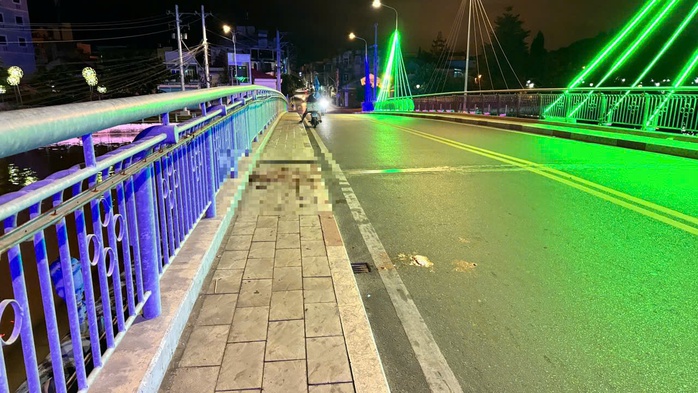Hai anh em bán bánh chiên bị đâm giữa cầu khiến một người tử vong - Ảnh 1.