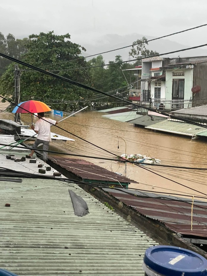 Lũ đặc biệt lớn ở Đà Nẵng buộc xã Trà Leng di dời trụ sở trong đêm - Ảnh 2. Lũ đặc biệt lớn ở Đà Nẵng buộc xã Trà Leng di dời trụ sở trong đêm - Ảnh 2.
