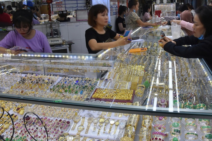 Giá vàng hôm nay, 28-10: Vàng thế giới giảm hơn 140 USD - Ảnh 1.