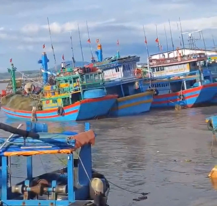 Thót tim cứu 7 tàu cá trôi tự do giữa cửa cảng Phan Thiết - Ảnh 1.