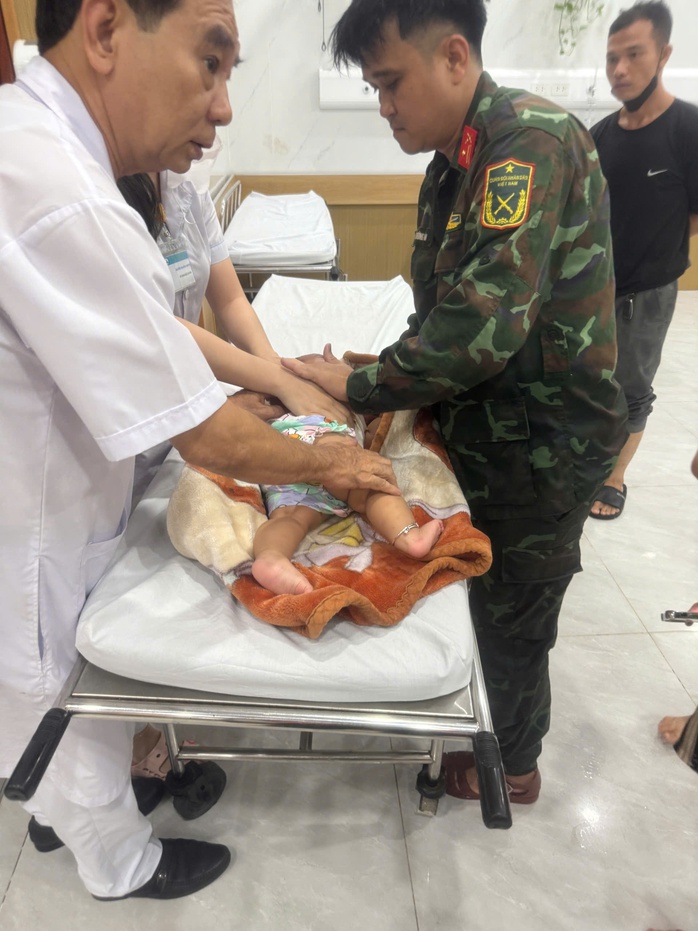 Cứu cháu bé ở Đà Nẵng bị ngã xuống nước lũ: Hành động kịp thời của lực lượng chức năng - Ảnh 2. Cứu cháu bé ở Đà Nẵng bị ngã xuống nước lũ: Hành động kịp thời của lực lượng chức năng - Ảnh 2.