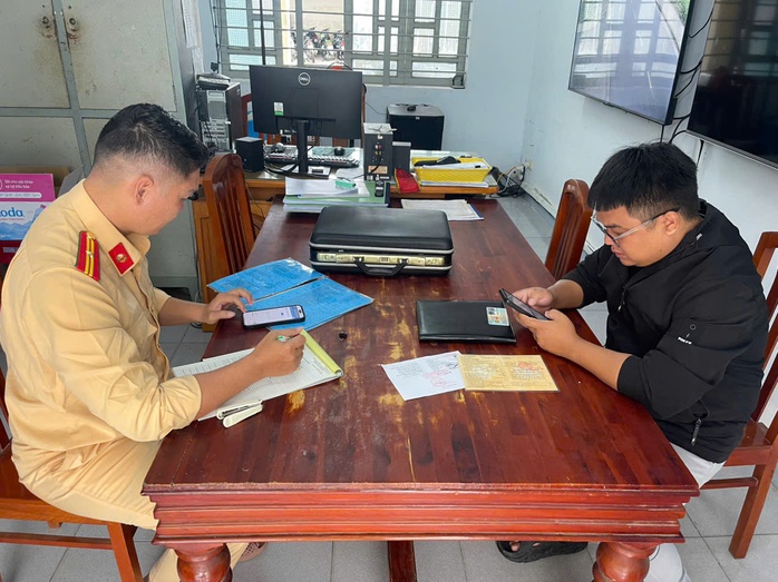 Khánh Hòa: Xe biển số vàng chạy ngước chiều bị xử phạt - Ảnh 1.