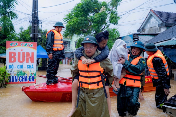 Bảo vệ tính mạng, tài sản người dân trong biển nước - Ảnh 2. Bảo vệ tính mạng, tài sản người dân trong biển nước - Ảnh 2.
