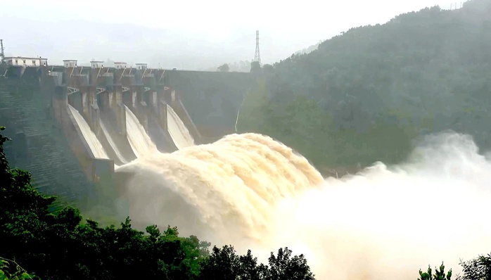 Bảo vệ tính mạng, tài sản người dân trong biển nước - Ảnh 1. Bảo vệ tính mạng, tài sản người dân trong biển nước - Ảnh 1.