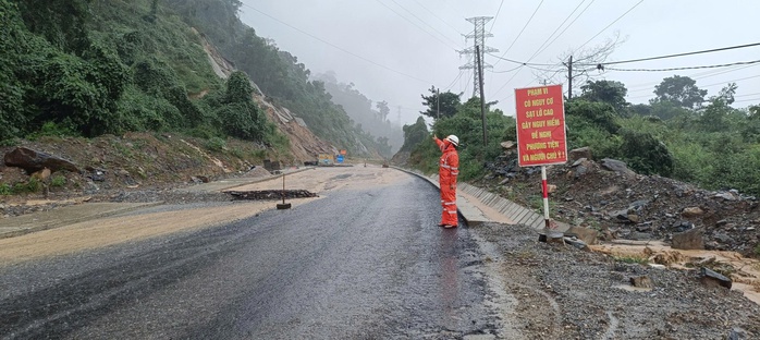 EVNCPC ứng trực 24/24, nỗ lực khôi phục điện tại miền Trung sau mưa lũ - Ảnh 1.