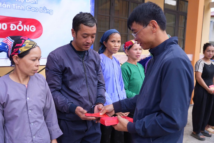 Tiền, quà đã đến với người dân bị bão lũ - Ảnh 3.