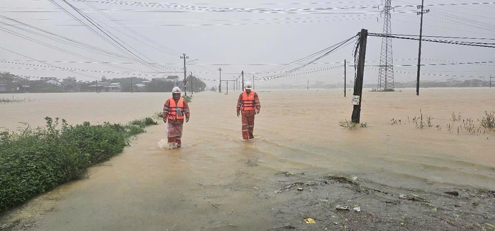 EVNCPC ứng trực 24/24, nỗ lực khôi phục điện tại miền Trung sau mưa lũ - Ảnh 2.