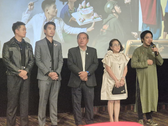 Nghệ sĩ Ái Như thấy thú vị khi nằm trong quan tài - Ảnh 1.