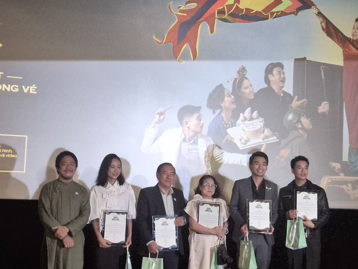 Nghệ sĩ Ái Như thấy thú vị khi nằm trong quan tài - Ảnh 5.