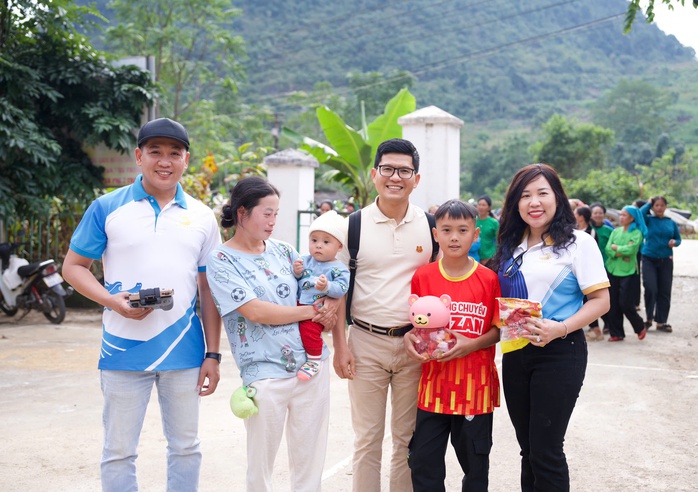 Tiền, quà đã đến với người dân bị bão lũ - Ảnh 2.