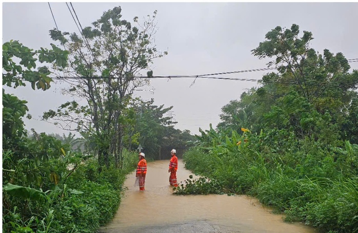 EVNCPC ứng trực 24/24, nỗ lực khôi phục điện tại miền Trung sau mưa lũ - Ảnh 3.