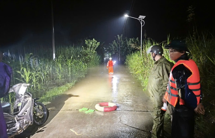 EVNCPC ứng trực 24/24, nỗ lực khôi phục điện tại miền Trung sau mưa lũ - Ảnh 4.