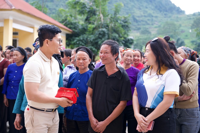 Tiền, quà đã đến với người dân bị bão lũ - Ảnh 1.