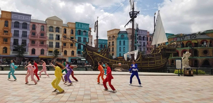 "Tay trong tay" – Vũ điệu đoàn kết lan tỏa sức mạnh nghệ thuật Việt - Ảnh 2.