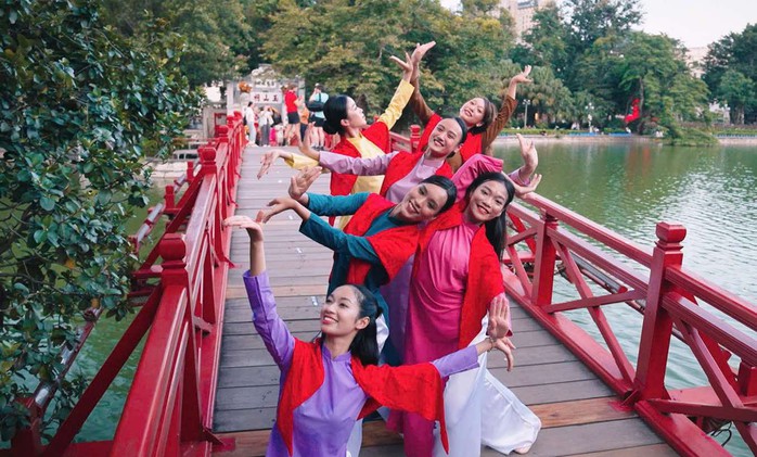 "Tay trong tay" – Vũ điệu đoàn kết lan tỏa sức mạnh nghệ thuật Việt - Ảnh 1.