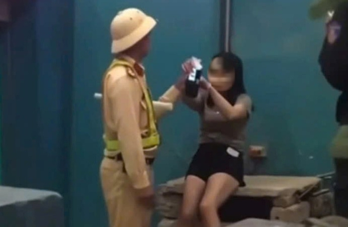 VIDEO: Nữ tài xế hất văng máy đo nồng độ cồn của lực lượng CSGT - Ảnh 1.
