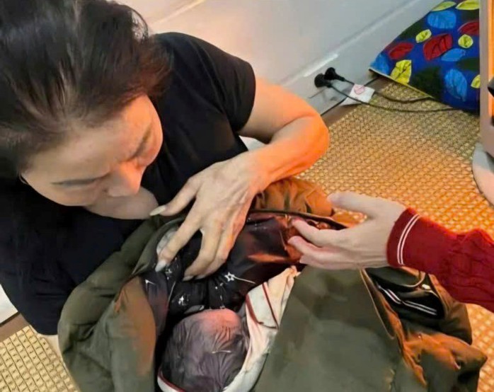 Tìm người thân của bé sơ sinh bị bỏ rơi cạnh bờ mương, người tím tái - Ảnh 1.