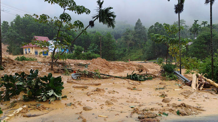 Miền Trung thiệt hại nặng do mưa lũ, sạt lở khắp nơi - Ảnh 1. Miền Trung thiệt hại nặng do mưa lũ, sạt lở khắp nơi - Ảnh 1.