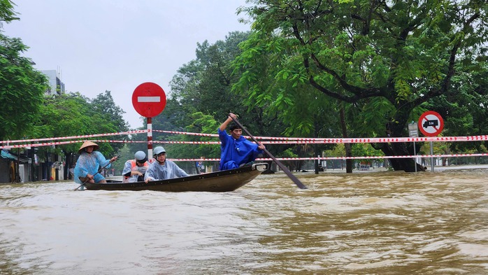 Quốc hội thăm hỏi, chia sẻ với đồng bào miền Trung đang bị lũ lụt  - Ảnh 1.