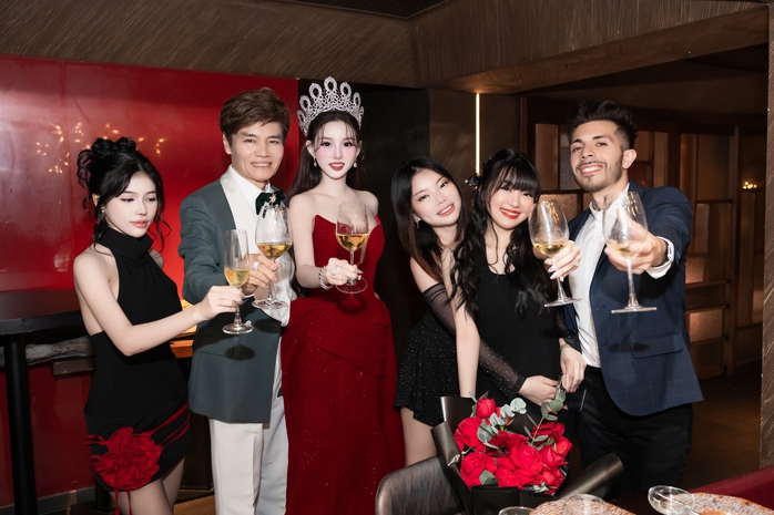 Hé lộ sinh nhật trị giá triệu đô của "búp bê châu Á" Kiều Vũ   - Ảnh 1.