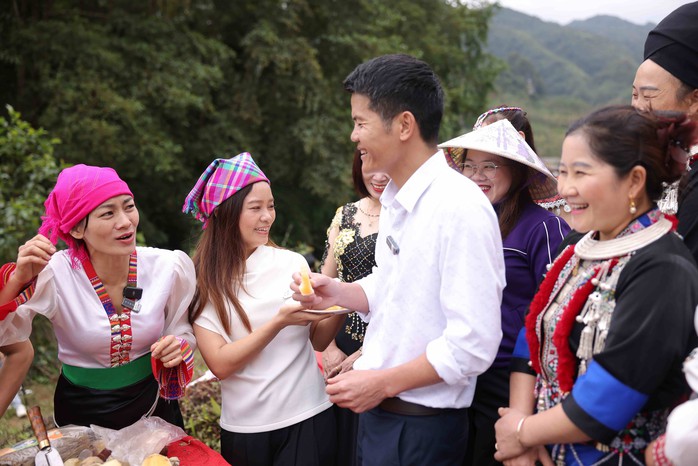 Khoai sâm đất: Đặc sản Tây Bắc nâng cao giá trị kinh tế nhờ livestream - Ảnh 4. Khoai sâm đất: Đặc sản Tây Bắc nâng cao giá trị kinh tế nhờ livestream - Ảnh 4.