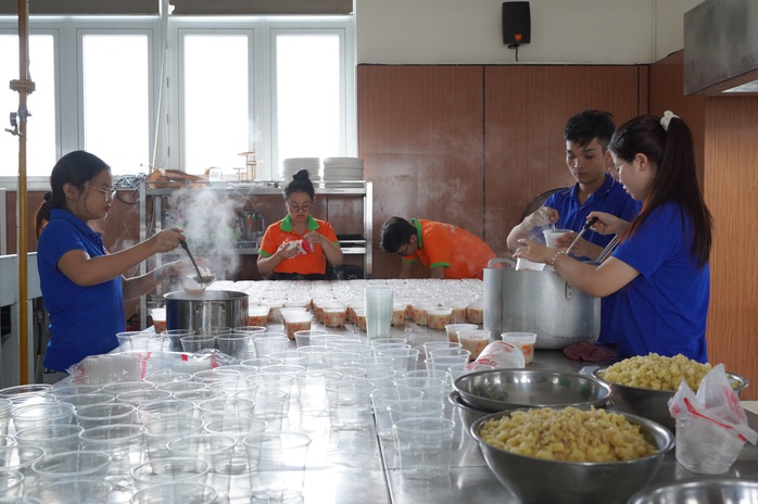 Sinh viên Đà Nẵng nấu hàng trăm suất ăn gửi đồng bào vùng rốn lũ - Ảnh 2.