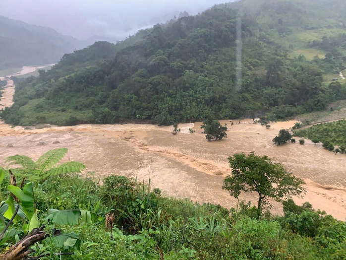 Ngọn núi bất ngờ nổ lớn, sạt lở trong đêm - Ảnh 1.