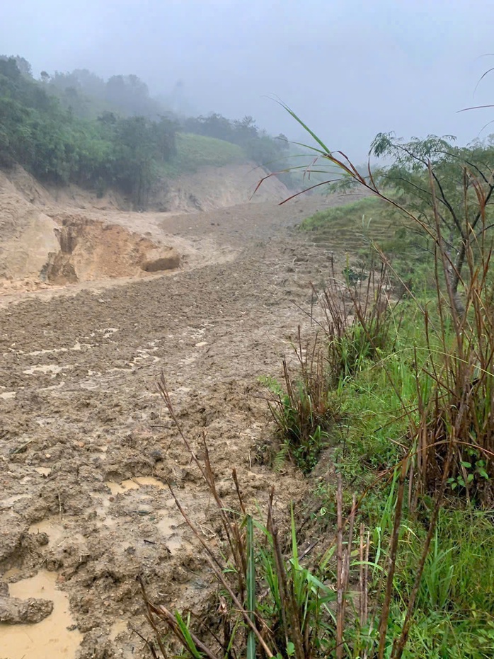 Ngọn núi bất ngờ nổ lớn, sạt lở trong đêm - Ảnh 4.