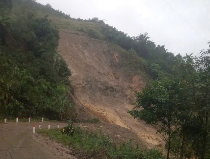 Ngọn núi bất ngờ nổ lớn, sạt lở trong đêm - Ảnh 3.