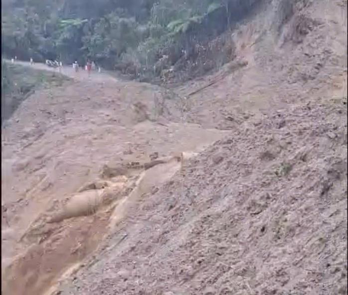 Ngọn núi bất ngờ nổ lớn, sạt lở trong đêm - Ảnh 2.