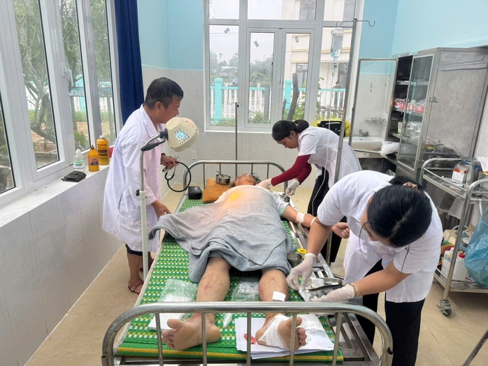 Cứu người đàn ông Đà Nẵng bị sạt lở vùi lấp kinh hoàng Trong gang tấc - Ảnh 1. Cứu người đàn ông Đà Nẵng bị sạt lở vùi lấp kinh hoàng Trong gang tấc - Ảnh 1.