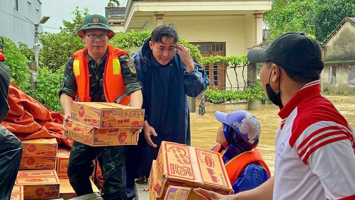 Lữ đoàn 574 cứu 9 người mắc kẹt giữa mưa lũ, đang đói và khát nhiều giờ liền - Ảnh 12. Lữ đoàn 574 cứu 9 người mắc kẹt giữa mưa lũ, đang đói và khát nhiều giờ liền - Ảnh 12.