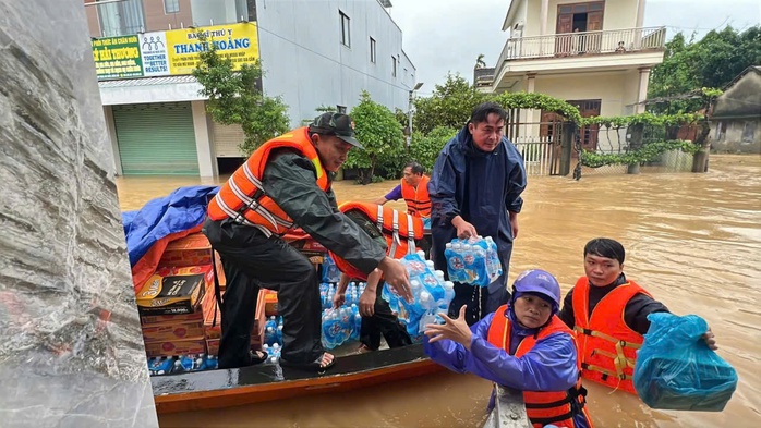 Lữ đoàn 574 cứu 9 người mắc kẹt giữa mưa lũ, đang đói và khát nhiều giờ liền - Ảnh 13. Lữ đoàn 574 cứu 9 người mắc kẹt giữa mưa lũ, đang đói và khát nhiều giờ liền - Ảnh 13.
