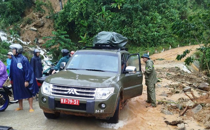 Lữ đoàn 574 cứu 9 người mắc kẹt giữa mưa lũ, đang đói và khát nhiều giờ liền - Ảnh 14. Lữ đoàn 574 cứu 9 người mắc kẹt giữa mưa lũ, đang đói và khát nhiều giờ liền - Ảnh 14.