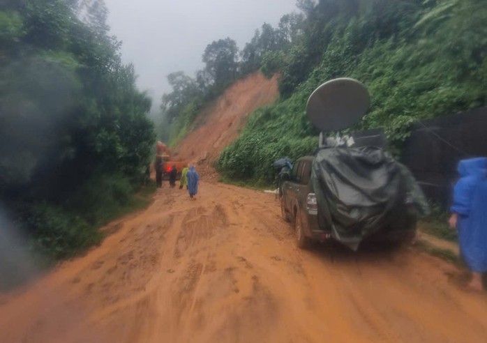 Lữ đoàn 574 cứu 9 người mắc kẹt giữa mưa lũ, đang đói và khát nhiều giờ liền - Ảnh 15. Lữ đoàn 574 cứu 9 người mắc kẹt giữa mưa lũ, đang đói và khát nhiều giờ liền - Ảnh 15.