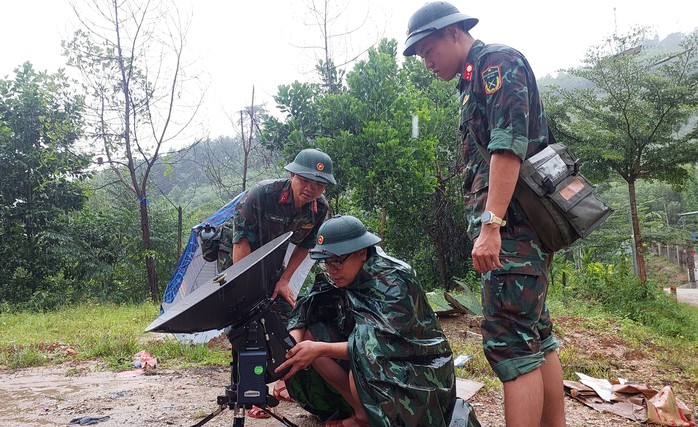 Lữ đoàn 574 cứu 9 người mắc kẹt giữa mưa lũ, đang đói và khát nhiều giờ liền - Ảnh 16. Lữ đoàn 574 cứu 9 người mắc kẹt giữa mưa lũ, đang đói và khát nhiều giờ liền - Ảnh 16.