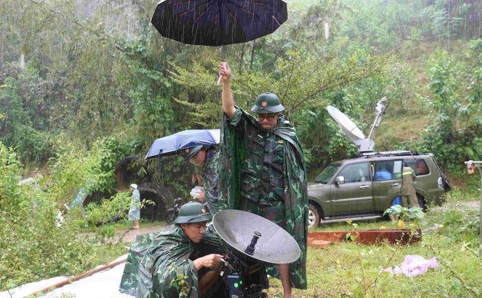 Lữ đoàn 574 cứu 9 người mắc kẹt giữa mưa lũ, đang đói và khát nhiều giờ liền - Ảnh 17. Lữ đoàn 574 cứu 9 người mắc kẹt giữa mưa lũ, đang đói và khát nhiều giờ liền - Ảnh 17.