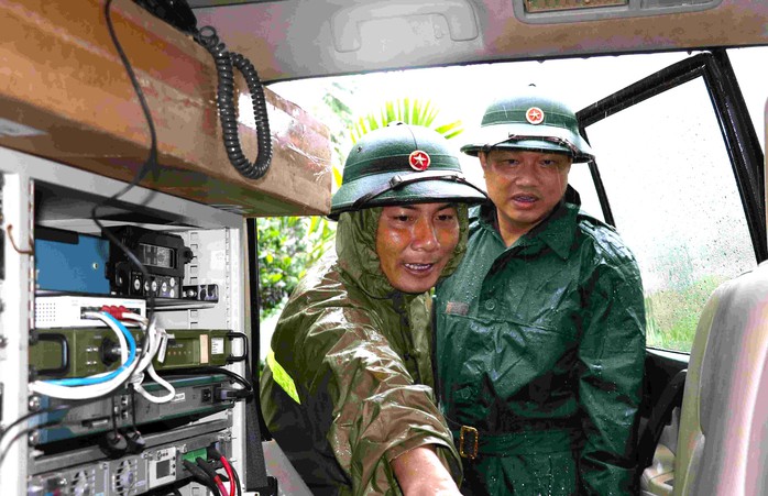 Lữ đoàn 574 cứu 9 người mắc kẹt giữa mưa lũ, đang đói và khát nhiều giờ liền - Ảnh 18. Lữ đoàn 574 cứu 9 người mắc kẹt giữa mưa lũ, đang đói và khát nhiều giờ liền - Ảnh 18.