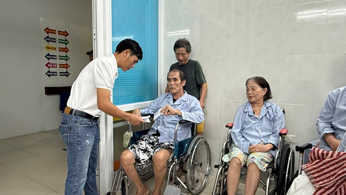 Ấm tình người giữa dòng lũ dữ - Ảnh 1. Ấm tình người giữa dòng lũ dữ - Ảnh 1.