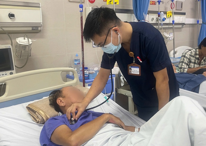 Đột quỵ khi đang uống bia, người đàn ông thoát chết ngoạn mục - Ảnh 1.