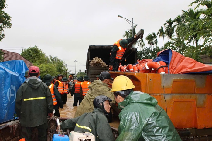 Lữ đoàn 574 cứu 9 người mắc kẹt giữa mưa lũ, đang đói và khát nhiều giờ liền - Ảnh 8. Lữ đoàn 574 cứu 9 người mắc kẹt giữa mưa lũ, đang đói và khát nhiều giờ liền - Ảnh 8.