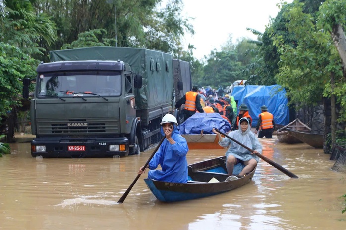 Lữ đoàn 574 cứu 9 người mắc kẹt giữa mưa lũ, đang đói và khát nhiều giờ liền - Ảnh 9. Lữ đoàn 574 cứu 9 người mắc kẹt giữa mưa lũ, đang đói và khát nhiều giờ liền - Ảnh 9.