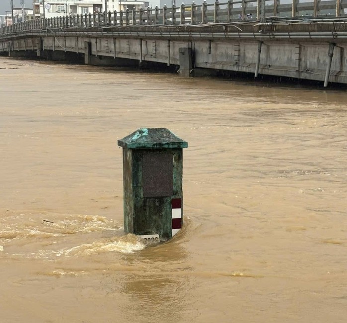 Quảng Ngãi đang nỗ lực giải cứu nhiều người dân mắc kẹt trên sông Trà Khúc - Ảnh 3.