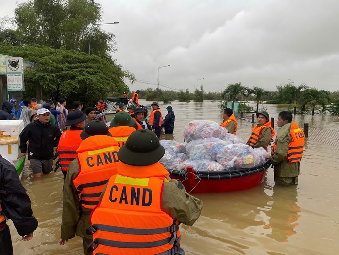 Đà Nẵng khẩn trương cứu hộ 10 xã bị cô lập do mưa lũ - Ảnh 3. Đà Nẵng khẩn trương cứu hộ 10 xã bị cô lập do mưa lũ - Ảnh 3.