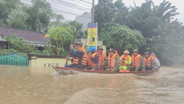 Giám đốc Công an Đà Nẵng tặng quà giúp người dân vùng ngập lụt - Ảnh 1.