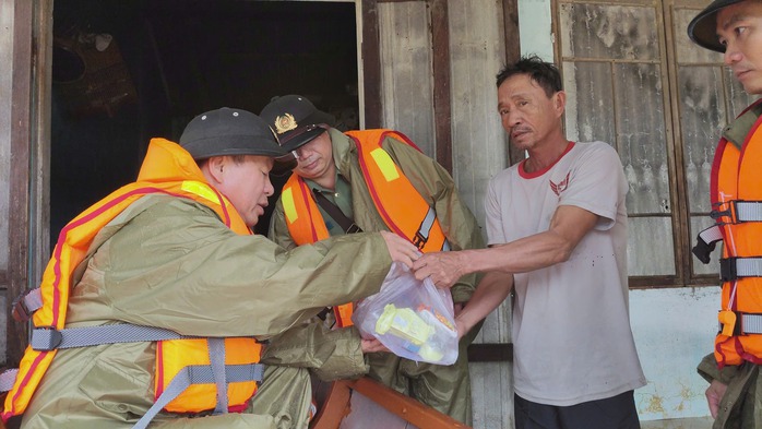 Giám đốc Công an Đà Nẵng tặng quà giúp người dân vùng ngập lụt - Ảnh 2.