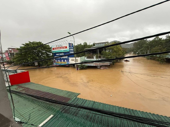 Lũ các sông ở Quảng Ngãi lên nhanh ngập đến tầng 1, nhiều nơi xấp xỉ đỉnh lũ lịch sử - Ảnh 2.