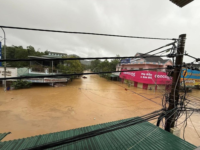 Lũ các sông ở Quảng Ngãi lên nhanh ngập đến tầng 1, nhiều nơi xấp xỉ đỉnh lũ lịch sử - Ảnh 1.