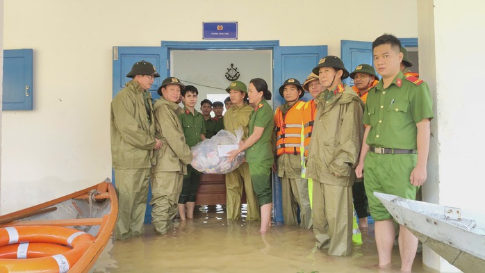 Giám đốc Công an Đà Nẵng tặng quà giúp người dân vùng ngập lụt - Ảnh 3.